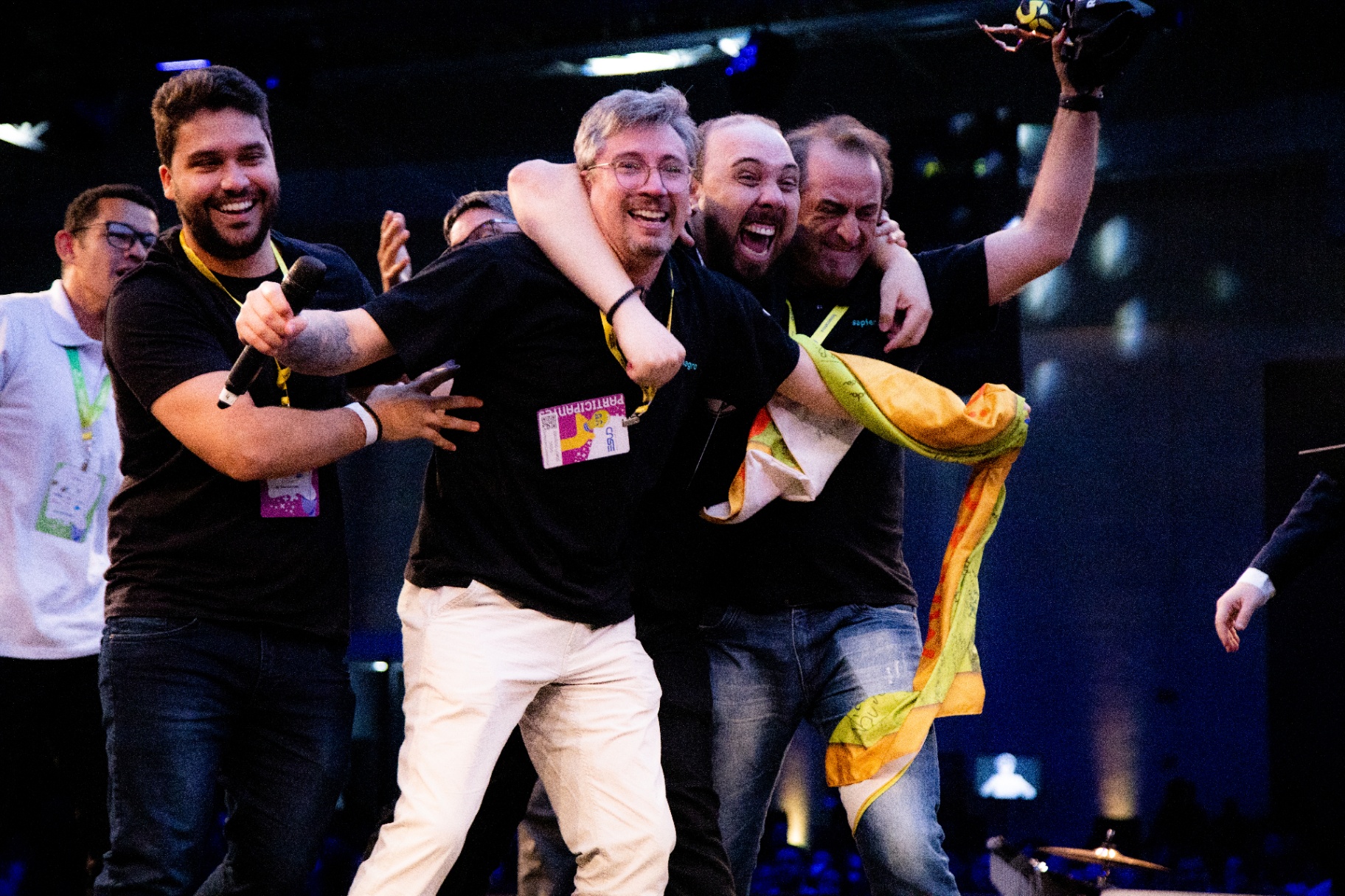 Vencedor do Startup Awards recebendo o troféu no palco do CASE
